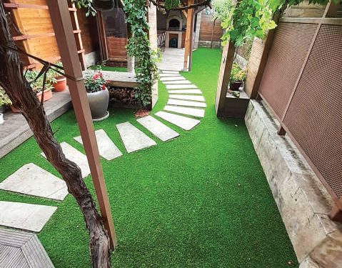 Gazonul sintetic tot mai utilizat pentru terenuri de sport și amenajări exterioare