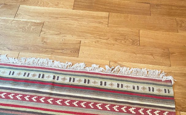 Pardoseli din lemn, o scară, un cămin