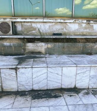 O scară de marmură compromisă total