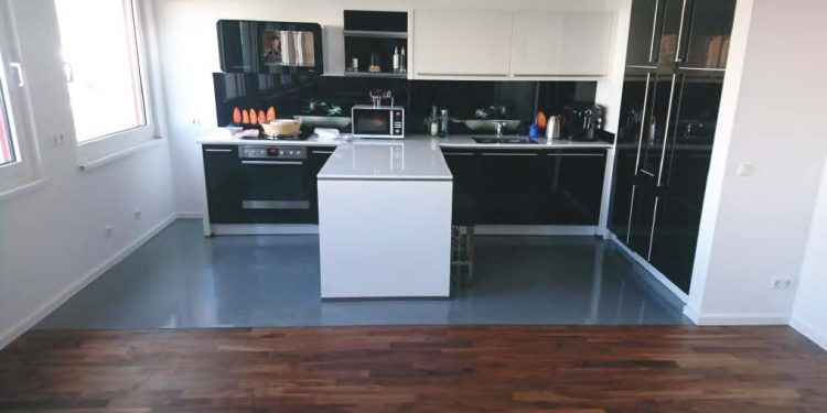 Îmbinarea pardoselilor din lemn cu pardoselile epoxidice Murexin Design cu aspect de granit