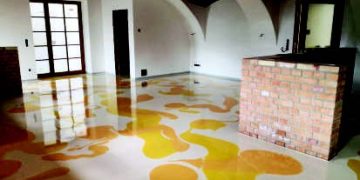 Pardoseală epoxidică decorativă Murexin într-o cameră cu arhitectură tradițională