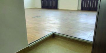 Pardoseală supraînălțată de interior vs.  pardoseală supraînălțată de exterior