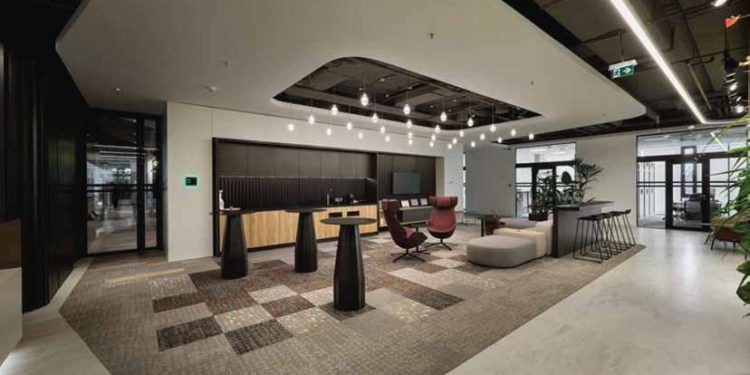 Panoul full încapsulat cu finisaj de la Quattro Pavimente Tehnice