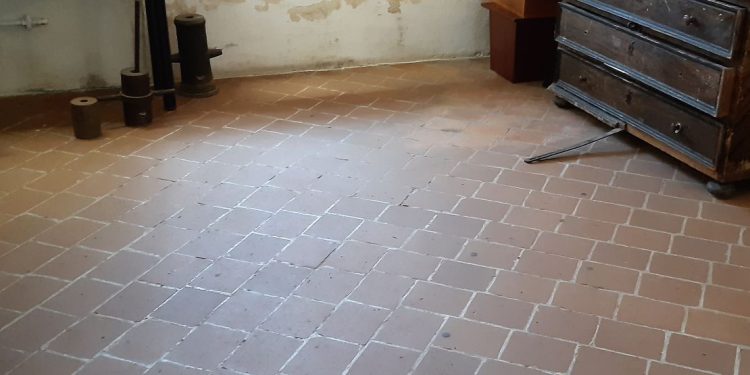 Pardoselile în subsoluri și demisoluri